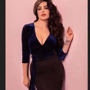 Vixen By Micheline Pitt Wrap Top In Navy Velvet, Size XL GUC